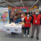Dos voluntarios de Cruz Roja recogiendo juguetes para niños vulnerables de Lleida.