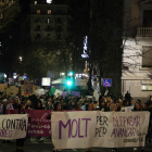 La manifestación convocada por Marea Lila, a su paso por la avenida Catalunya.