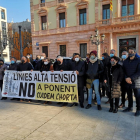 Membres de la Plataforma contra els macroprojectes energètics de les Terres de Ponent i alcaldes i representants de municipis del Segrià davant de la subdelegació del govern de l'Estat a Lleida.