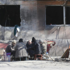Un grupo de personas preparan comer en Mariúpol.