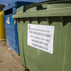 Carteles instalados en los contenedores de La Guardia d’Urgell. 