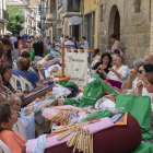 El centro histórico de Guissona se llena con más de 120 puntaires catalanas