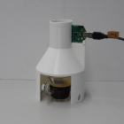La taza de café y, arriba, el circuito electrónico del eNose.