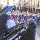 Una de las sesiones musicales para escolares de Cervera, ayer en la plaza Major con ‘Mozart’ al piano.