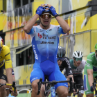 Groenewegen, seguit de prop per Van Aert, celebra el triomf en la tercera etapa del Tour.