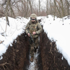 Un militar ucraïnès, en una trinxera propera a zona prorussa.