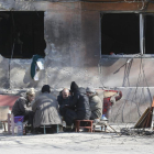 Un grupo de civiles preparan comida en la sitiada ciudad ucraniana de Mariúpol.