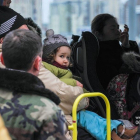 Un niño sentado en un autobús de evacuación en Kiev.
