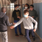 Alumnes amb mascareta en una escola.