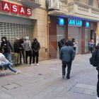 Jóvenes esperando en la calle Major de Lleida una hora antes de la apertura de la nueva tienda.