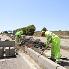 Operaris treballant ahir a les obres per remodelar l’accés des de Lleida ciutat a l’autopista AP-2.