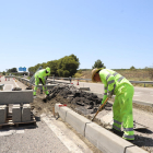 Operarios trabajando ayer en las obras para remodelar el acceso desde Lleida ciudad a la autopista AP-2. 