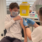 Un niño recibe la segunda dosis de la vacuna contra la covid en Lleida.