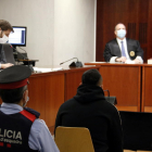 El acusado de asaltar chicas en portales y calles de Lérida, con su abogado en la izquierda y uno de los magistrados en el fondo, en la Audiencia de Lérida
