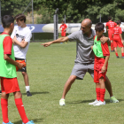 Pep Guardiola da instrucciones a uno de los participantes en el Pep Summer Camp.