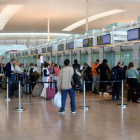 Vueling cancela 29 vuelos previstos para este domingo en el Prat por la huelga de tripulantes de cabina