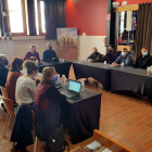 Reunió del delegat del Govern a Lleida, Bernat Solé, amb la comunitat ucraïnesa de Guissona, acompanyat per l'alcalde Jaume Ars i regidors del govern municipal.