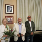 Josep Vallverdú i la seua dona, Antonieta Vilajoliu, ahir amb l’alcalde després de descobrir el seu retrat.