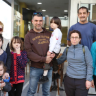 Zorena y sus 4 hijos junto a Núria Rocaspana, Jaume y Pol Mas y Toni Cortés.