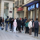 Colas para comprar calzado y ropa deportiva exclusiva  -  El estreno de la tienda AW Lab, especializada en calzado deportivo de estilo urbano, provocó colas e incluso clientes de fuera de Lleida pasaron la noche en la calle. El motivo, según su r ...