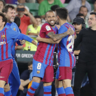 Xavi observa la celebración de un gol en un partido reciente.