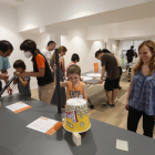 Petits i grans van gaudir ahir de la ciència en un taller organitzat al CaixaForum Lleida.