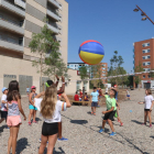 Un grupo de niños jugando a voleibol en una edición anterior del ‘Esportmania’.