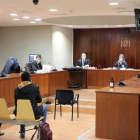 El acusado, con gorra, en el juicio que se celebró el pasado 2 de marzo en la Audiencia de Lleida. 