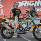 Isaac Feliu, sobre la moto con la que estaba corriendo el Dakar.