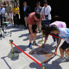 Los alumnos enterrando la cápsula del tiempo.