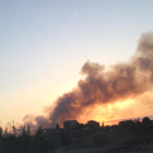 Imagen de la columna de humo del incendio, que se declaró a última hora de la tarde de ayer.