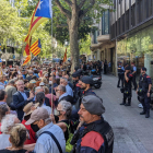 Los manifestantes se concentraron delante de la puerta del Icab, donde se celebraba la charla. 