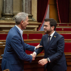 Gonzàlez-Cambray saludant el president Aragonès en el ple del Parlament de la setmana passada.