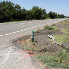 Punto del accidente en la N-240 entre Lleida y Juneda (izquierda) y el camión implicado en el choque en la A-2 en Granyanella (derecha).