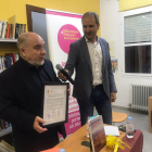 Ferran Sáez, amb l’acord per posar el seu nom a la biblioteca, i Manel Solé, ahir en l’acte.