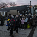 Refugiados toman un bus en Cracovia para viajar a España.
