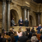 Els diputats de la CUP, amb cartells contra la guerra davant del cònsol d’Ucraïna. La resta l’aplaudia.