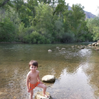 L'Eva Antas ens va enviar una foto del seu fill, el Guim, banyant-se al riu Segre al seu pas per Camarasa.