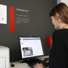 Una usuaria fent un tràmit de forma telemàtica en un dels ordinadors autoservei que hi ha a l'Oficina d'Atenció al Ciutadà.