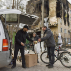 Una persona rep ajuda humanitària en un carrer de Hostómel, a la regió de Kíiv.