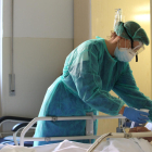 Una doctora atenent un pacient amb covid-19