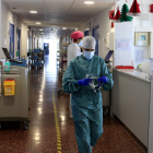 Una enfermera, vestida con equipo de protección por la covid-19, en el Hospital del Mar