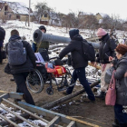 Residents d'Irpin són vistos evacuant a peu la línia del front el 8 de març.