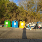 Contenidors d’escombraries que apareixen desbordats freqüentment al municipi d’Olius.