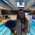 Emma Carrasco Cadens posa davant de la piscina d’Otopeni amb la medalla d’or i un ram de flors.