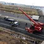 El vehículo chocó contra la rotonda de Les Gavarres en la T-11 y cayó sobre la A-7 en Tarragona. 