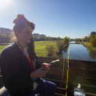L’artista lleidatana Agnès Pe, ahir amb un dels micros que va llançar amb unes canyes al riu Segre.