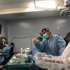 Profesionales del Hospital Universitario Arnau de Vilanova de Lleida llevando a cabo una intervención quirúrgica con el segundo robot Da Vinci