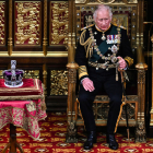 El príncep Carles al costat de la corona imperial a Westminster.
