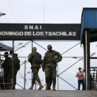 Un grupo de soldados vigila la cárcel de Santo Domingo.